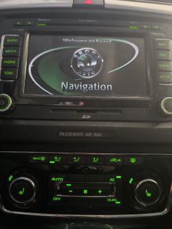 Zbliżenie na system nawigacji samochodowej marki Škoda z napisem „Welcome on board” i „Navigation”.