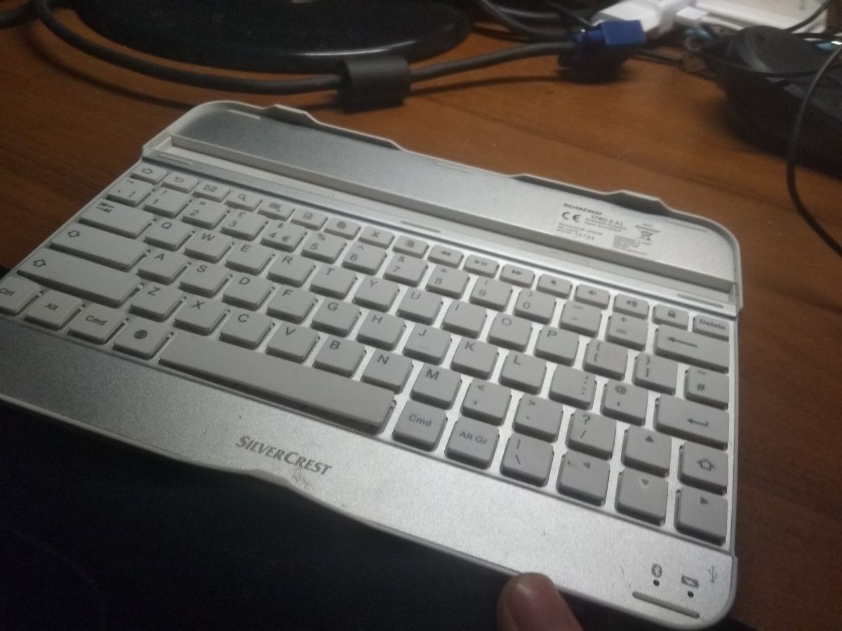 Klawiatura bluetooth SilverCrest STBD 6 A1 ładuje a się nie włącza