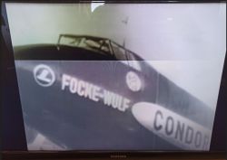 Obraz na telewizorze Samsung z widoczną różnicą jasności między dwoma częściami.