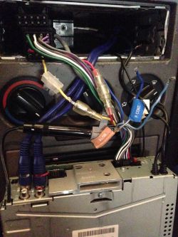 Kdc-bt60u - Jak podłączyć niebieski kabel wzmacniacza do subwoofera?