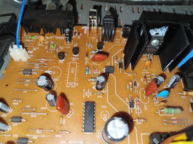 Wnętrze płyty głównej telewizora kineskopowego Daewoo K14C5GT, widoczne komponenty elektroniczne.