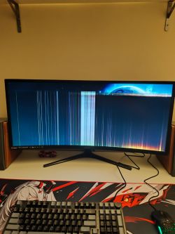 Monitor MSI z pionowymi liniami i zniekształceniem obrazu na środku ekranu