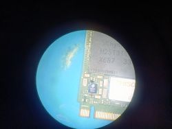 Fragment płytki SSD z widocznym układem 88325VA i kością SK hynix, ujęcie pod mikroskopem