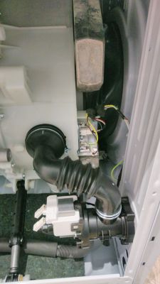 Amica WA2C714BKISVD - rytmiczne, głuche pykanie podczas obrotu bębna