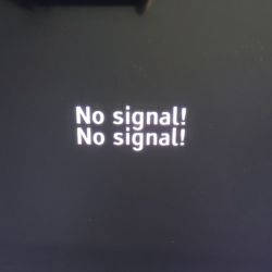 Ekran telewizora z podwójnym napisem No signal!