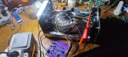 Widok wnętrza prostownika z dużym transformatorem toroidalnym i płytką PCB.