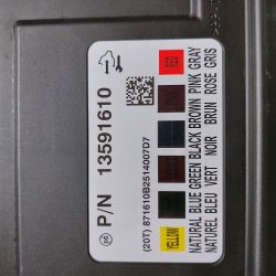 Etykieta modułu BCM z numerem P/N 13591610 i oznaczeniami kolorów.