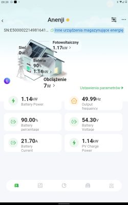 Ekran aplikacji pokazujący dane instalacji fotowoltaicznej i stanu baterii