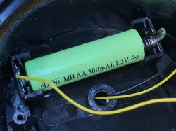 Ogniwo Ni-MH 300mAh 1.2V we wnętrzu lampy ogrodowej.