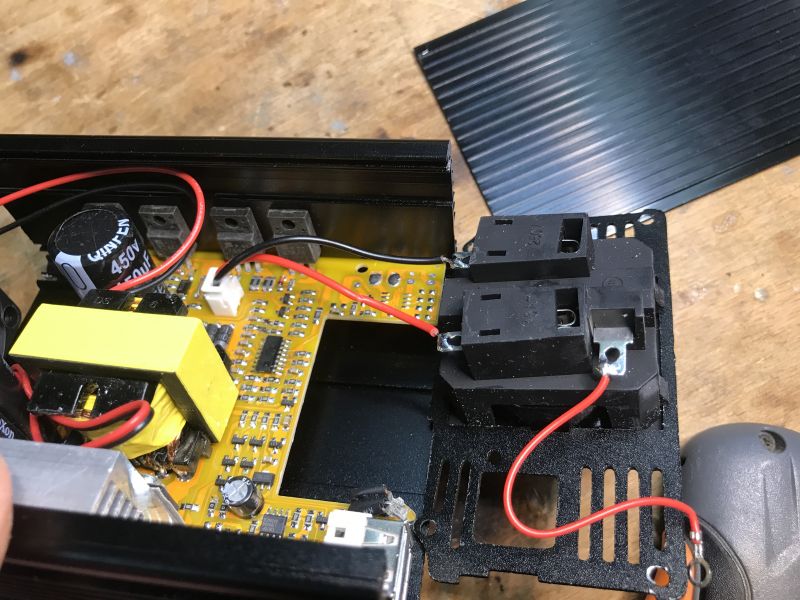 Wnętrze przetwornicy samochodowej z widocznymi elementami elektronicznymi i okablowaniem.