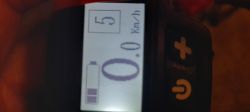 Zbliżenie na podświetlony wyświetlacz LCD z ikoną baterii i prędkością 0,0 km/h