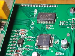 Zbliżenie na płytkę drukowaną Preciva 995D z układami scalonymi.