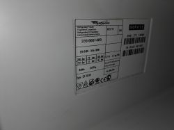 Tabliczka znamionowa lodówki Whirlpool ARC5710 z danymi technicznymi.