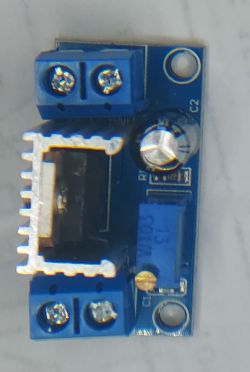 Regulowany mini zasilacz na układzie LM317.