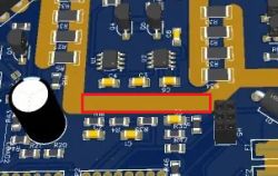 Zbliżenie PCB z czerwonym prostokątem zaznaczającym krótką ścieżkę i elementy SMD
