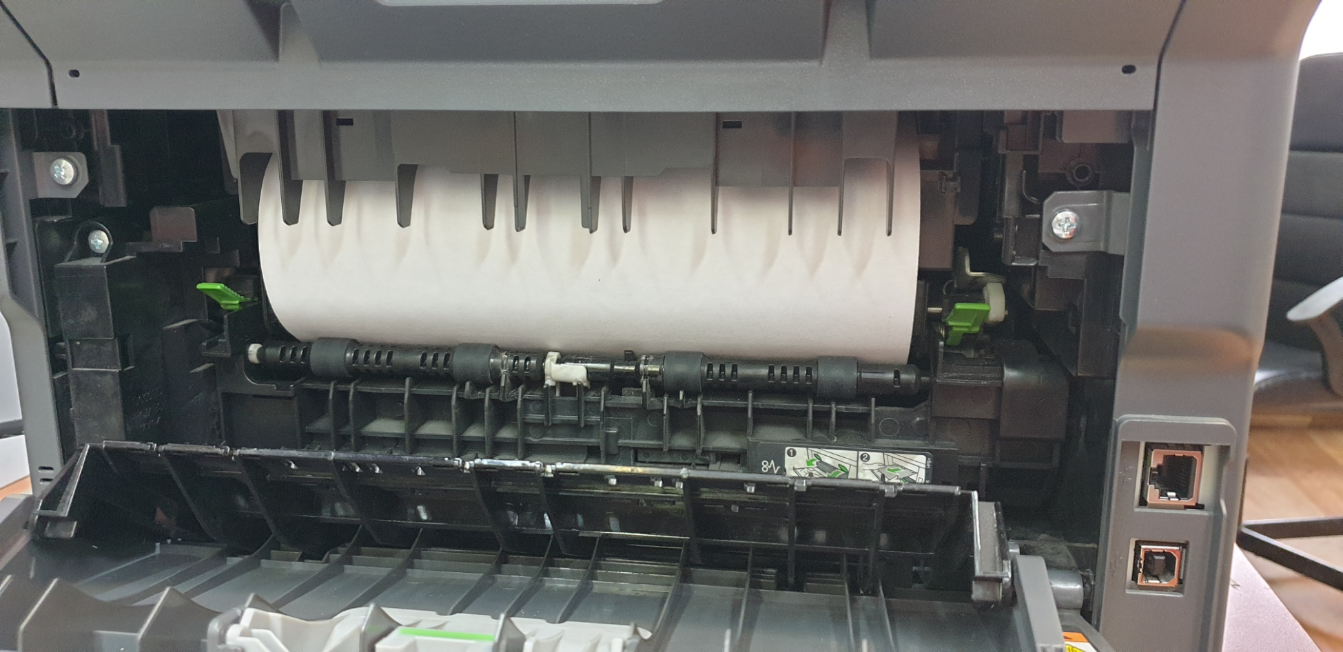 Zacinający się papier w drukarce Brother DCPL5500DN i Canon MF728cdw