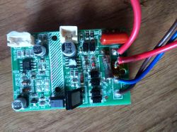 Stromversorgung mit ZD2-Diode und C51P-Schaltung auf Leiterplatte Nahaufnahme einer Stromversorgungsplatine mit einem integrierten Schaltkreis und elektronischen Bauteilen.