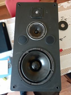 Kolumna głośnikowa CATH AP 180 z widocznymi trzema głośnikami i wyjętymi elementami na stole.