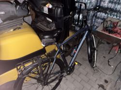 Rower Giant Anytour CS XL 2 przerobiony na e-bike, z widocznym silnikiem i ekranem