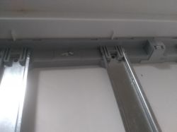Wnętrze płytkiej rozdzielnicy elektrycznej ETI ECG z widoczną szyną montażową.