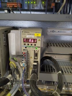 Błąd falownika Omron SGDH A.b1: Uszkodzenie urządzenia czy przyczyna w maszynie?