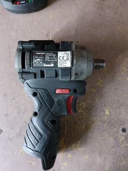 Klucz udarowy Parkside na stole z widocznymi etykietami i uchwytem.