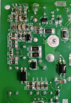 Płytka PCB ze spawarki z uszkodzonymi rezystorami i diodą.