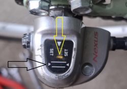 Wskaźnik ustawienia przerzutki Shimano Nexus z żółtym znacznikiem poza liniami