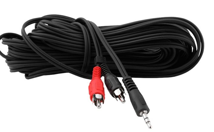 Czarny kabel audio z wtykami RCA i jack 3,5 mm.