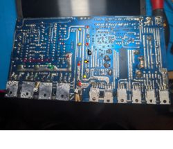 Spód płytki PCB z grubymi ścieżkami, opisami „Rezystory”, punktami A i B oraz kolorowymi oznaczeniami