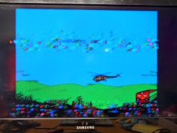 Rozmyty obraz gry na telewizorze z konsolą Pegasus.