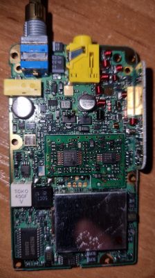 Płyta główna radia Yaesu VX-2R z widocznymi układami scalonymi i elementami elektronicznymi