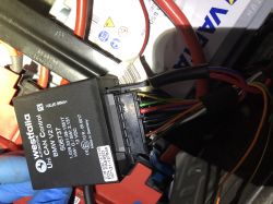 Moduł Westfalia Uni CAN V2.0 z wyprowadzonymi kablami elektrycznymi.