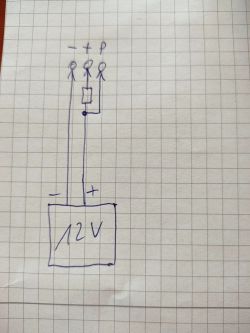 Szkic obwodu elektrycznego z baterią 12V i trzema elementami.