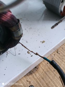 Zbliżenie na stojan pilarki ukosowej Bosch z widocznymi przewodami.