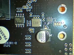 Zbliżenie na fragment płytki PCB stacji dokującej Blueendless BS-HD01S z widocznymi układami elektronicznymi, w tym pamięcią flash Puya P25D40SH.