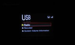 Wyświetlacz z listą folderów na urządzeniu USB w urządzeniu Pioneer, zaznaczony folder Radio.