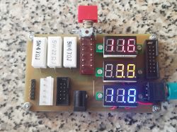 DIY-Netzteiltester für Eurorack Netzteiltester mit drei digitalen Voltmessern und verschiedenen Anschlüssen auf einer Leiterplatte.