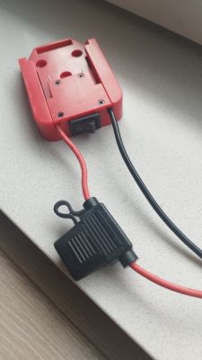 Adapter do akumulatora Parkside z przewodami i wyłącznikiem na obudowie.