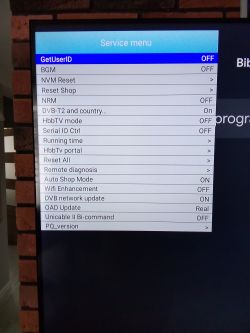 Ekran menu serwisowego telewizora TCL z zaznaczonym ustawieniem DVB-T2 and country....