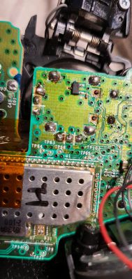 Czy wystarczy połączyć te dwa piny? Problem z lutowaniem płytki od Xbox One.