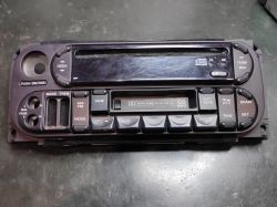 Oryginalne radio samochodowe Chrysler z Jeep GCII z uszkodzonym wyświetlaczem.