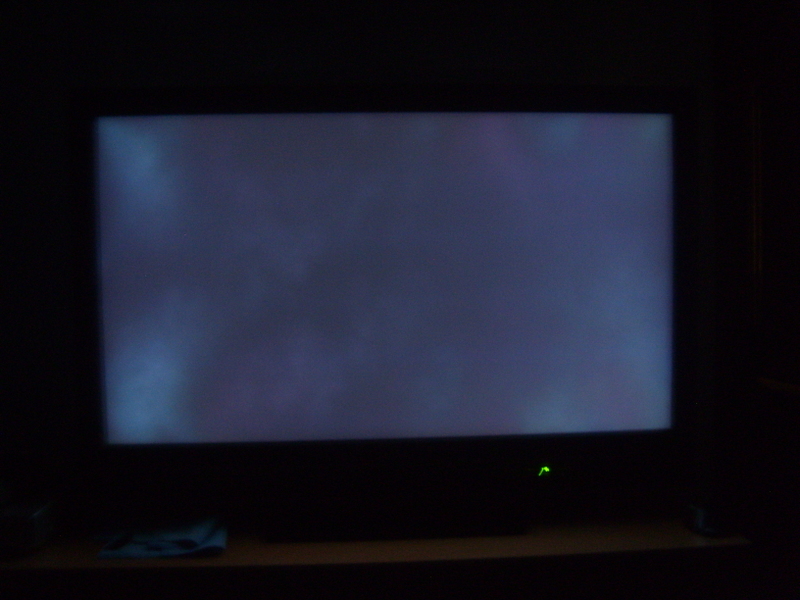 Philips LED 40PUS6809/12 biała poświata na środku ekranu telewizora