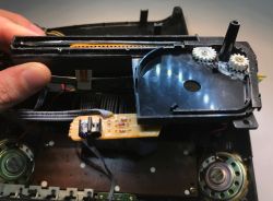 Widok wnętrza radiobudzika z czujnikiem zbliżeniowym i mechanizmem kół zębatych