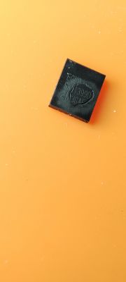 Element SMD w obudowie QPF z 15 pinami na pomarańczowym tle