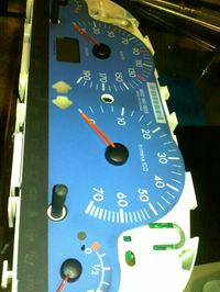 Jak zdemontować wskazówki licznika w Citroën Berlingo 2001?