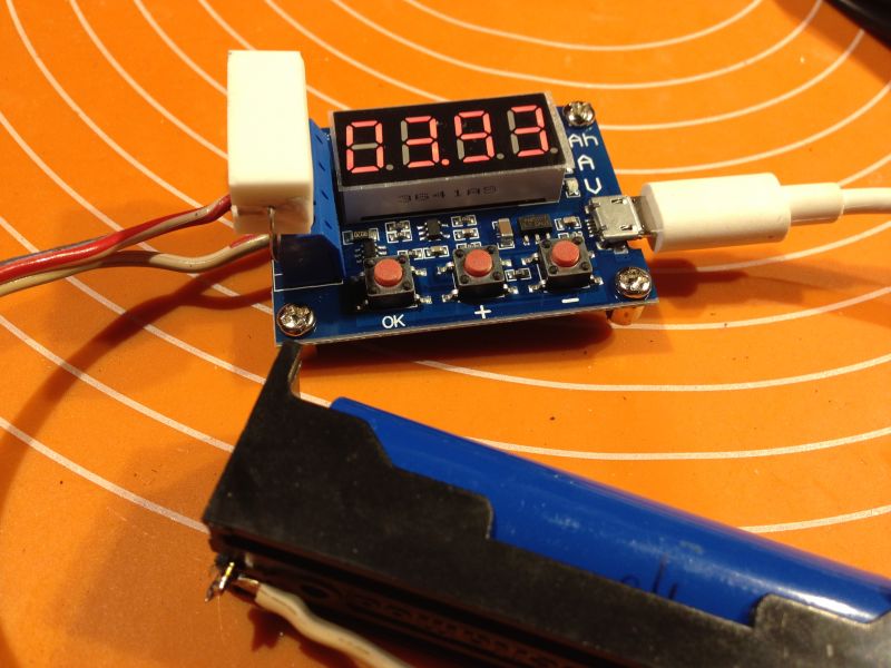Prosty do bólu tester pojemności akumulatorów Li-Ion za 2 zł. Spostrzeżenia i sposób pomiaru.
