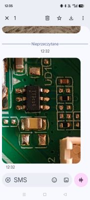 Zrzut ekranu telefonu z powiększonym zdjęciem płytki PCB i układu SMD z napisem „YY8CZ4”.