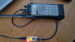 Radiotelefon Icom podłączony do interfejsu USB z układem FT232RL i świecącymi diodami