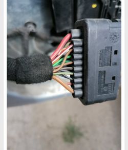Przewód z wtyczką elektryczną z kolorowymi kablami.